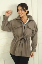 Manteau en cachemire pour femme avec fermeture éclair sur le devant, taille et poignets froncés, et double poche.