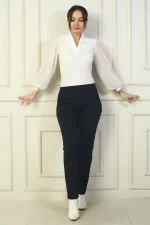 Pantalon classique pour femme, taille élastique, poches latérales, entièrement en Lycra, jambes renforcées.