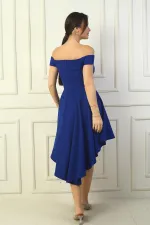 Robe courte évasée en crêpe doublée, décolleté Madonna, devant court, dos long.