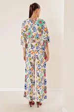 Ensemble deux pièces : pantalon palazzo à taille élastique, poches, col en V devant et dos, crop top à motif floral.