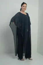 Combinaison grande taille pour femme avec haut en mousseline, détails en pierre, jambes larges et conception en lycra.