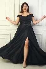 Robe de soirée longue en satin grande taille pour femme, décolleté en V devant et dos, bretelles fines, manches tombantes, doublée et ornée de détails.