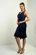 Robe courte en satin pour femme, doublée, à col cache-cœur, drapée sur le devant et ornée de volants.