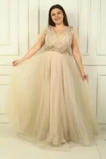 Robe de soirée longue en tulle pour femme, décolleté en V devant et dos, ornée de perles et à taille large.