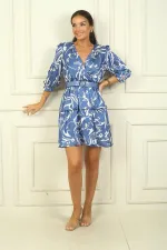 Robe portefeuille en satin doublée à volants et imprimé abstrait, avec ceinture et encolure cache-cœur