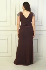 Robe longue en lycra grande taille, doublée, drapée et pailletée, avec décolleté en V devant et dos, détails de pierres aux manches et à la taille.