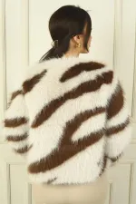 Veste en fausse fourrure doublée à motif zèbre pour femme, avec poches et fermeture à un bouton.