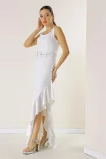 Robe longue en crêpe doublée, avec volants sur les côtés et ceinture à la taille.