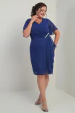 Robe en mousseline grande taille pour femme, ornée de cristaux aux épaules et à la taille, doublée et avec pochette.