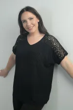 Kadın  Omuzu Ve Cebi Dantelli Büyük Beden Bluz