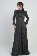 Robe longue évasée pour femme en mousseline Griter avec devant drapé, détails à volants, doublure et manches à plumes.