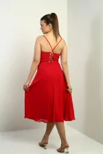 Robe en mousseline évasée à bretelles croisées et dos lacé, doublée, avec encolure cache-cœur et bretelles.