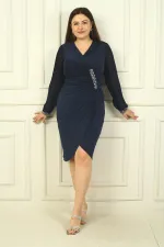 Robe courte grande taille pour femme avec devant drapé, détails en pierres et perles, manches plissées, doublure en mousseline et tissu Lycra.