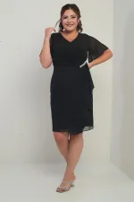 Robe en mousseline grande taille pour femme, ornée de cristaux aux épaules et à la taille, doublée et avec pochette.