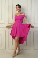 Robe courte évasée en crêpe doublée, décolleté Madonna, devant court, dos long.