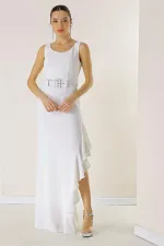 Robe longue en crêpe doublée, avec volants sur les côtés et ceinture à la taille.