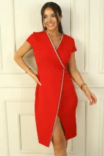 Robe croisée à manches demi-lune et fente sur le devant avec détails en pierre