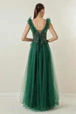 Robe longue en tulle avec lien au dos, ornements de perles et doublure