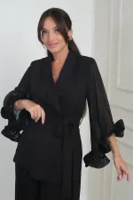 Veste croisée pour femme avec ceinture à la taille, doublure en mousseline et manches à volants ornées de sequins.