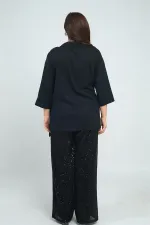 Ensemble 2 pièces grande taille pour femme : chemisier à col polo croisé en crêpe mousseline orné de sequins sur une face, pantalon large doublé à sequins.