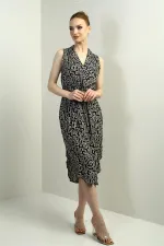 Robe midi en viscose à encolure cache-cœur, ceinture et fente latérale, motif ethnique.