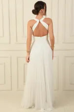 Robe de soirée longue en mousseline plissée avec un dos nu et un détail noué sur le devant