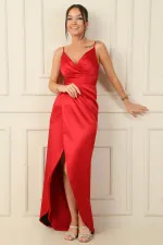 Robe de soirée longue en satin doublée, à bretelles, décolleté cache-cœur et taille plissée.