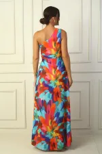 Robe longue en crêpe satin multicolore à une épaule et découpe latérale pour femme