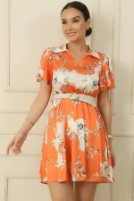 Robe en satin doublée à col polo et ceinture, ornée d'un grand motif floral