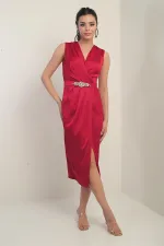 Robe en crêpe satin plissée à encolure cache-cœur et ceinture, pour femme