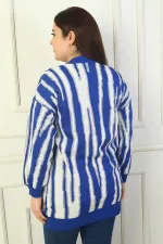 Pull tunique tricoté grande taille pour femme, avec boutonnage sur le devant et rayures verticales pailletées.