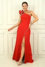 Robe sirène asymétrique en crêpe doublée avec détails en pierres scintillantes