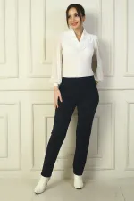 Pantalon classique pour femme, taille élastique, poches latérales, entièrement en Lycra, jambes renforcées.
