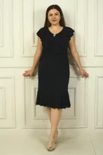 Robe grande taille pailletée avec col à volants et broche