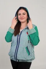 Manteau à capuche grande taille pour femme, avec poche avant zippée, détails en maille et motif à carreaux.