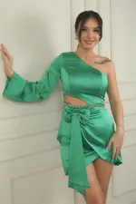 Robe courte en satin doublée à manches simples et décolletée avec nœud en chaîne pour femme