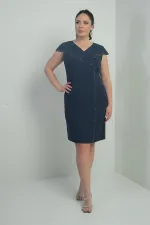 Robe courte grande taille pour femme, ornée de pierres au col, découpée au laser et doublée.