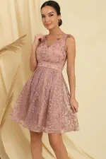 Robe en dentelle doublée à col en V