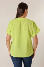 Chemisier en mousseline de soie grande taille à manches courtes et patte de boutonnage sur le devant