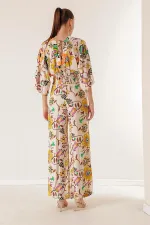 Ensemble deux pièces : pantalon palazzo à taille élastique, poches, col en V devant et dos, crop top à motif floral.