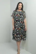 Kadın  Kolları Fırfırlı Yaprak Desenli Kolyeli Çift Katlı Büyük Beden Şifon Midi Elbise