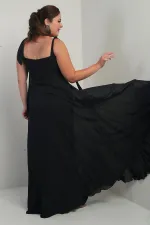 Robe longue en crêpe mousseline de soie, doublée, à col en V et épaules dénudées, disponible en grandes tailles.