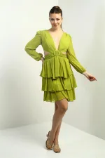 Robe courte en mousseline doublée à volants, décolleté en V devant et dos, taille marquée, pour femme