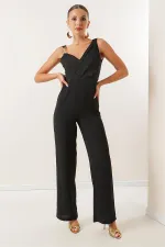 Combinaison asymétrique en crêpe avec accessoires métalliques et col cache-cœur