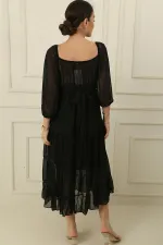 Robe en mousseline de soie doublée à encolure Madonna et bretelles croisées