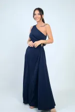Robe longue asymétrique en crêpe satin avec détail de fenêtre latérale
