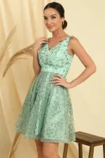 Robe en dentelle doublée à col en V