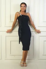 Robe en crêpe doublée, ornée de sequins et à bretelles asymétriques, avec une bretelle et un lien.