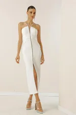 Robe de soirée en crêpe ornée de pierres et fendue sur le devant, doublée.