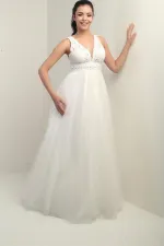 Robe de princesse longue doublée, à col en V et bretelles épaisses, ornée de dentelle et de tulle.